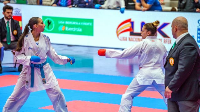 Karatecas na Liga Nacional de Kárate no Pavillón