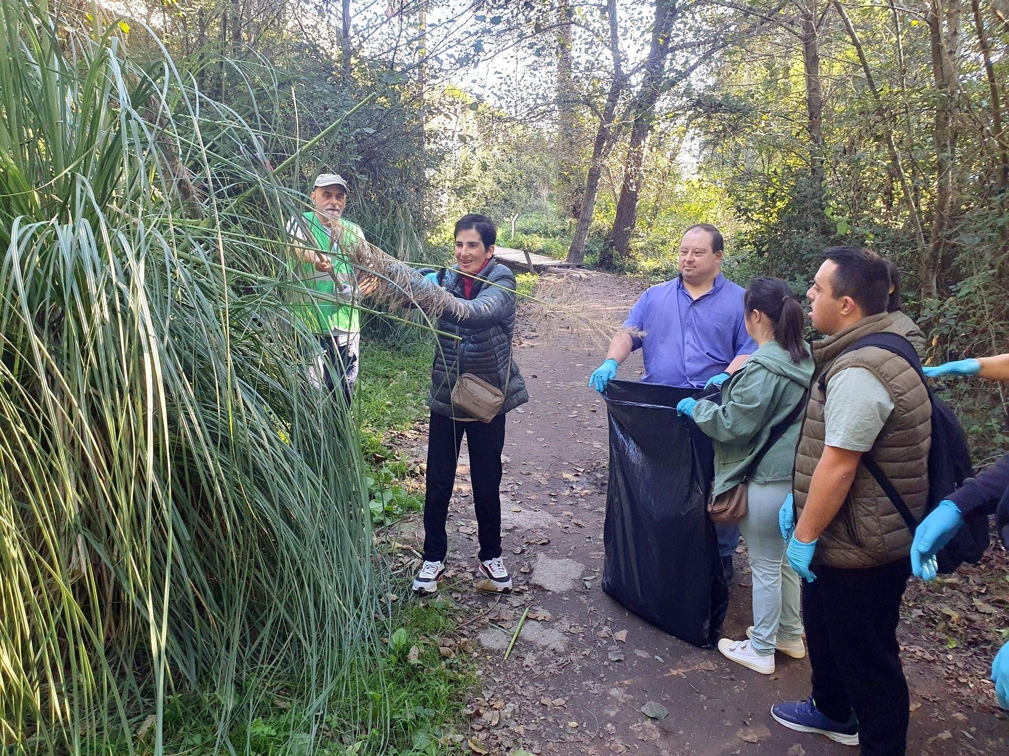 Usuarios de Xuntos e de Vaipolorío fronte a unha herba de pampa