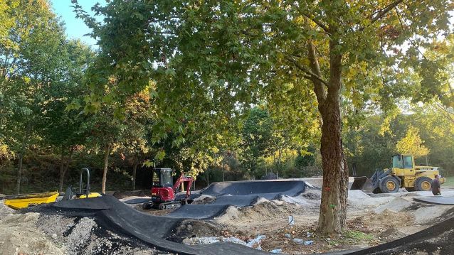 Maquinaria na pista de pump track en obras en Paredes Maquinaria na pista de pump track en obras en Paredes