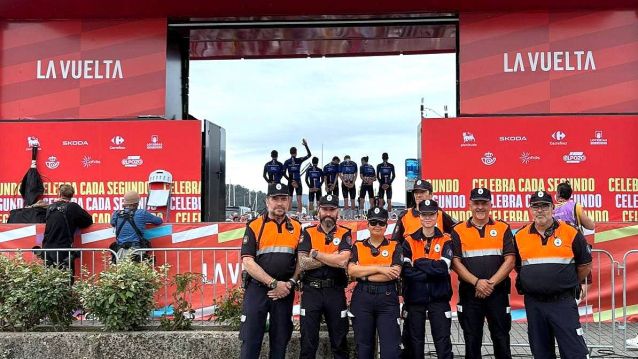 Representantes de Protección Civil de Poio en La Vuelta
