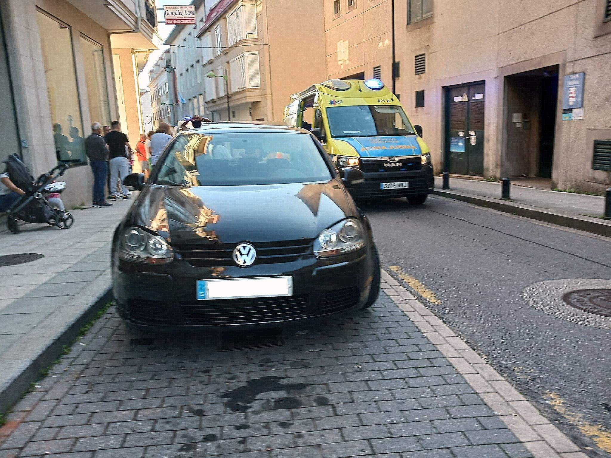 O turismo implicado no accidente e a ambulancia no lugar do suceso