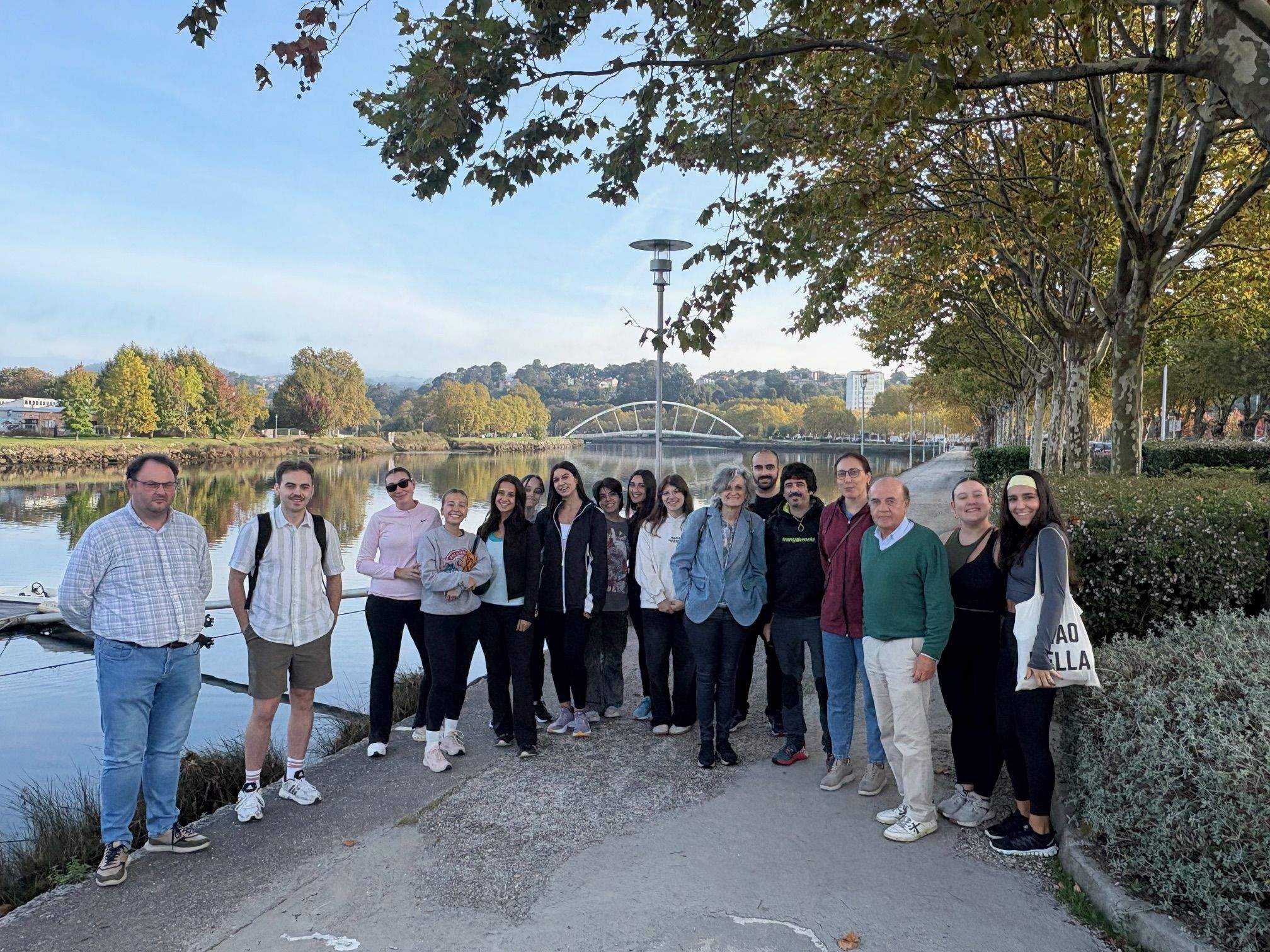 Participantes en la caminata por la orilla del Lérez