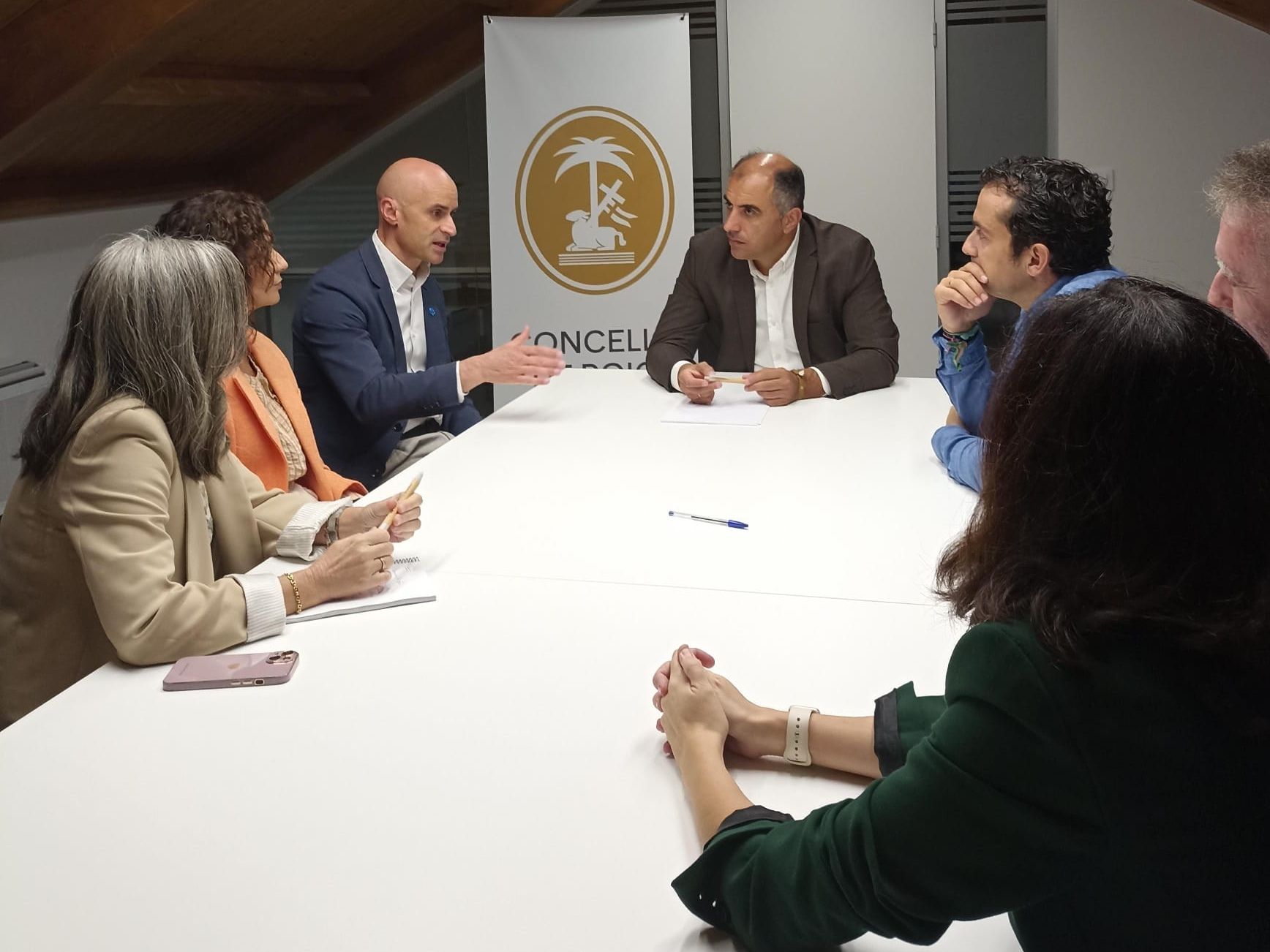 Reunión de traballo en Poio entre o alcalde, o xerente da área sanitaria e os farmacéuticos locais
