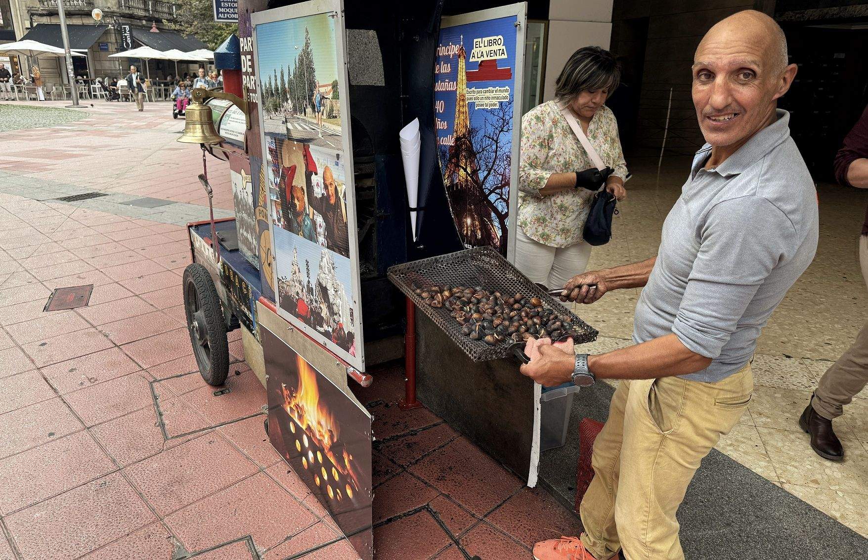 Paco Pazos mostra as castañas que está asando na primeira xornada de venda deste 2025 coa súa locomotora na Glorieta de Compostela