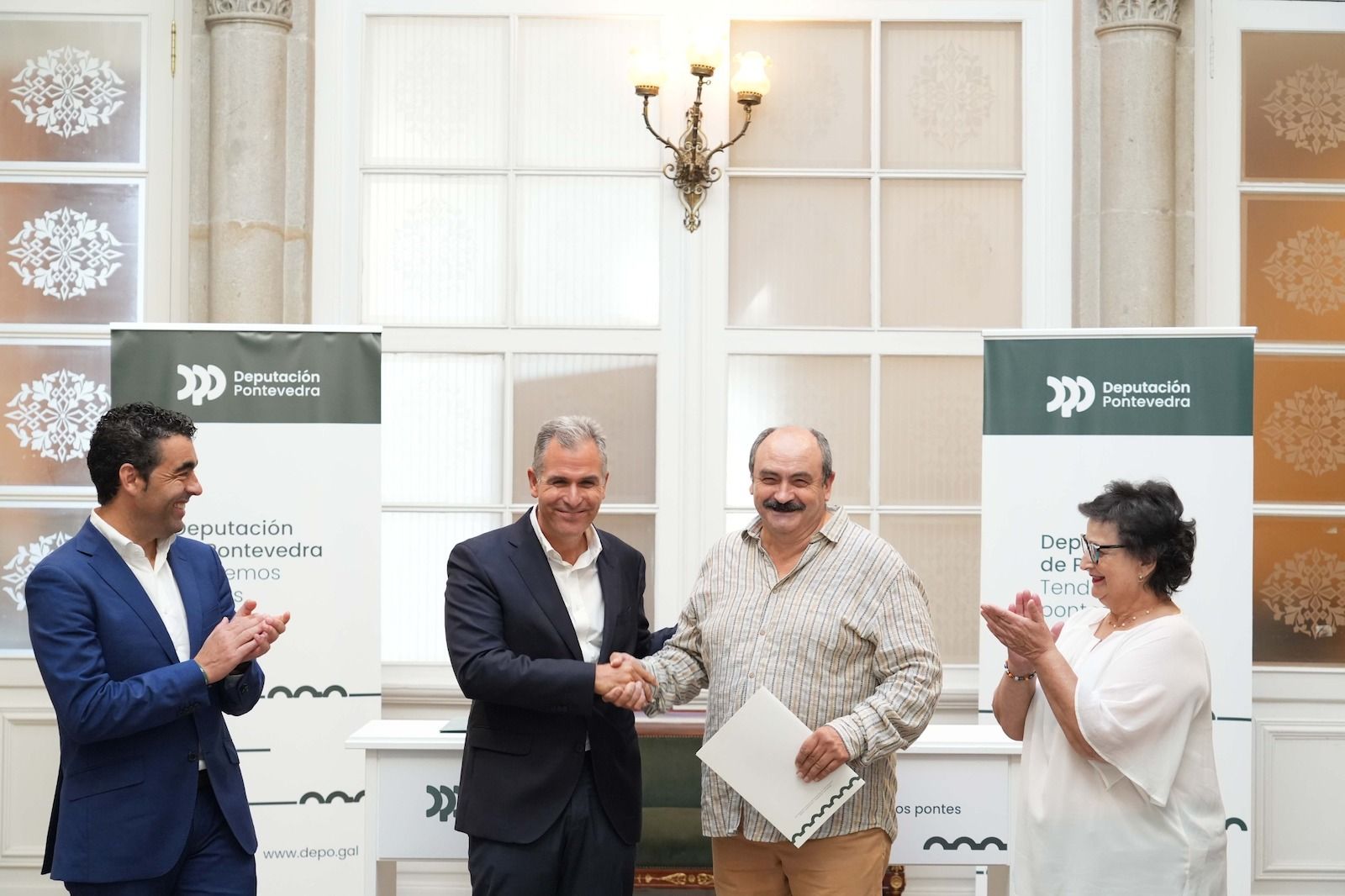 Sinatura do convenio entre os comuneiros de Mourente e a Deputación por Príncipe Felipe