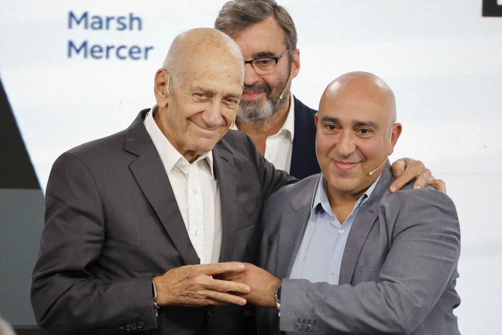 Ehud Olmert (esquerda) e o activista palestino Samer Abdelrazzak Sinijlaw