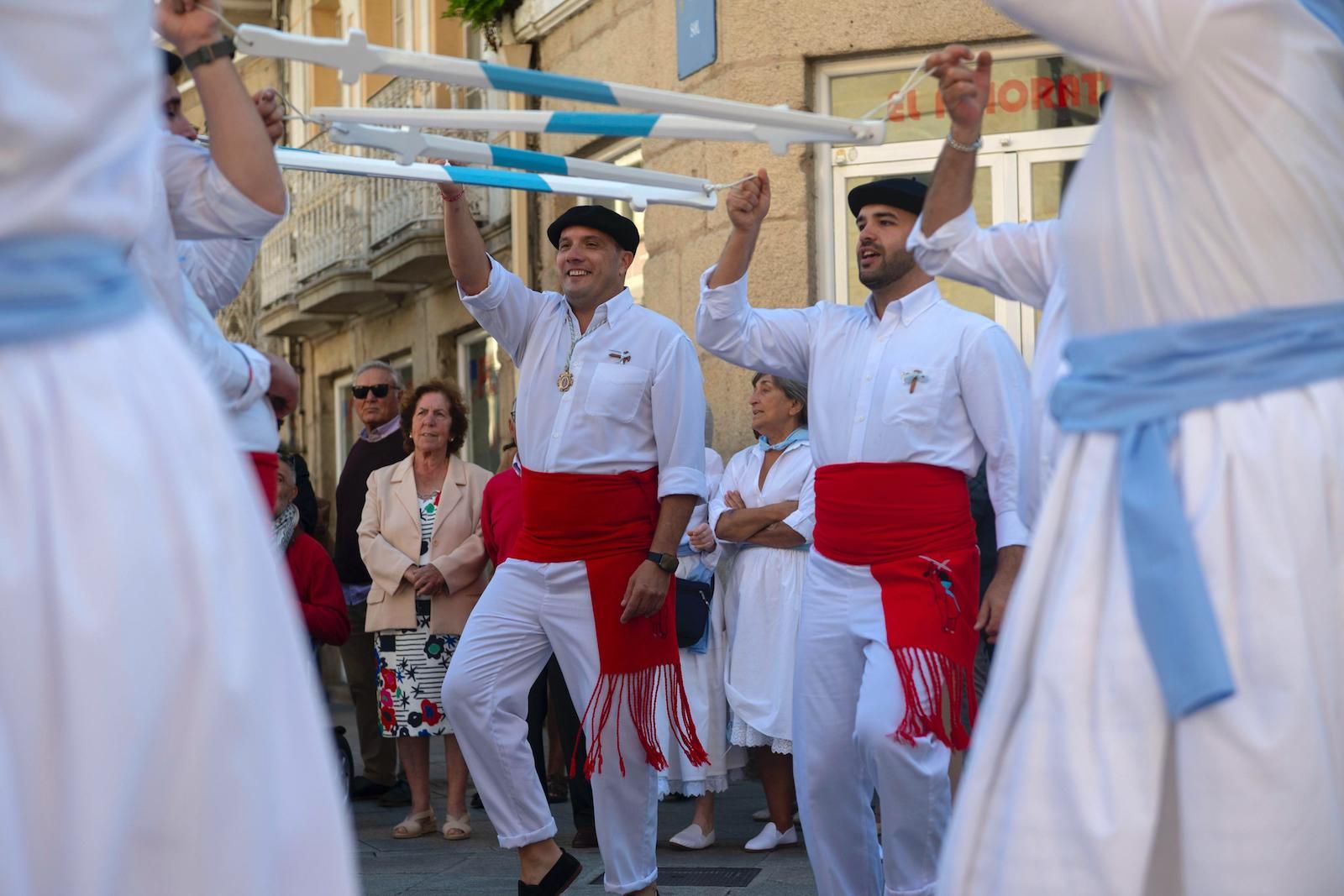 Danza de Espadas en Marín Danza de Espadas en Marín