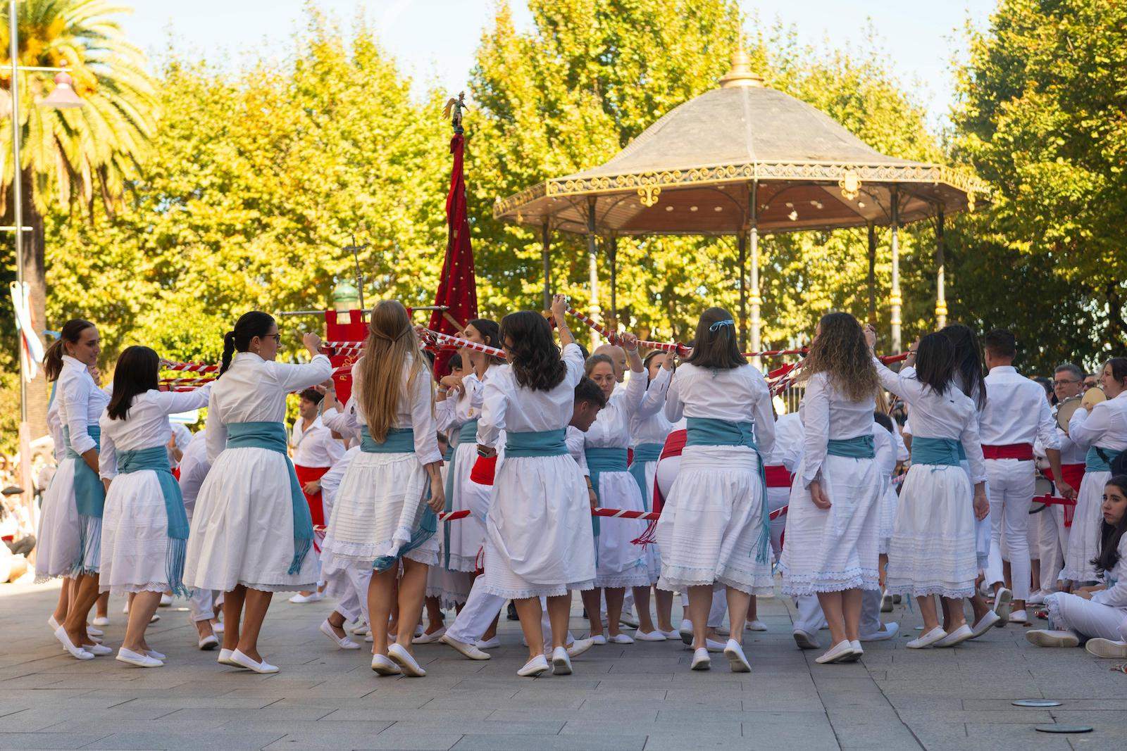 Danza de Espadas en Marín Danza de Espadas en Marín