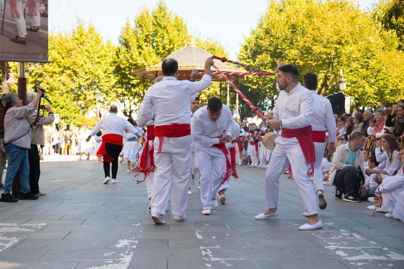 Danza de Espadas en Marín Danza de Espadas en Marín