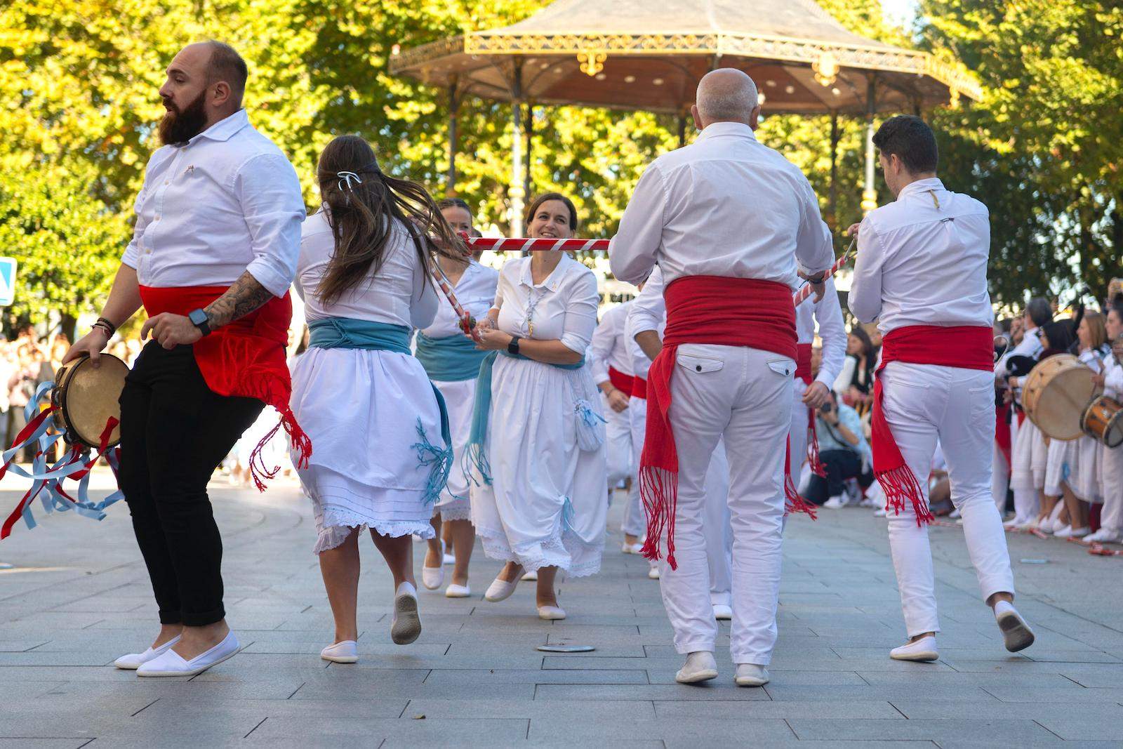 Danza de Espadas en Marín Danza de Espadas en Marín