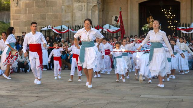 Danza de Espadas en Marín Danza de Espadas en Marín