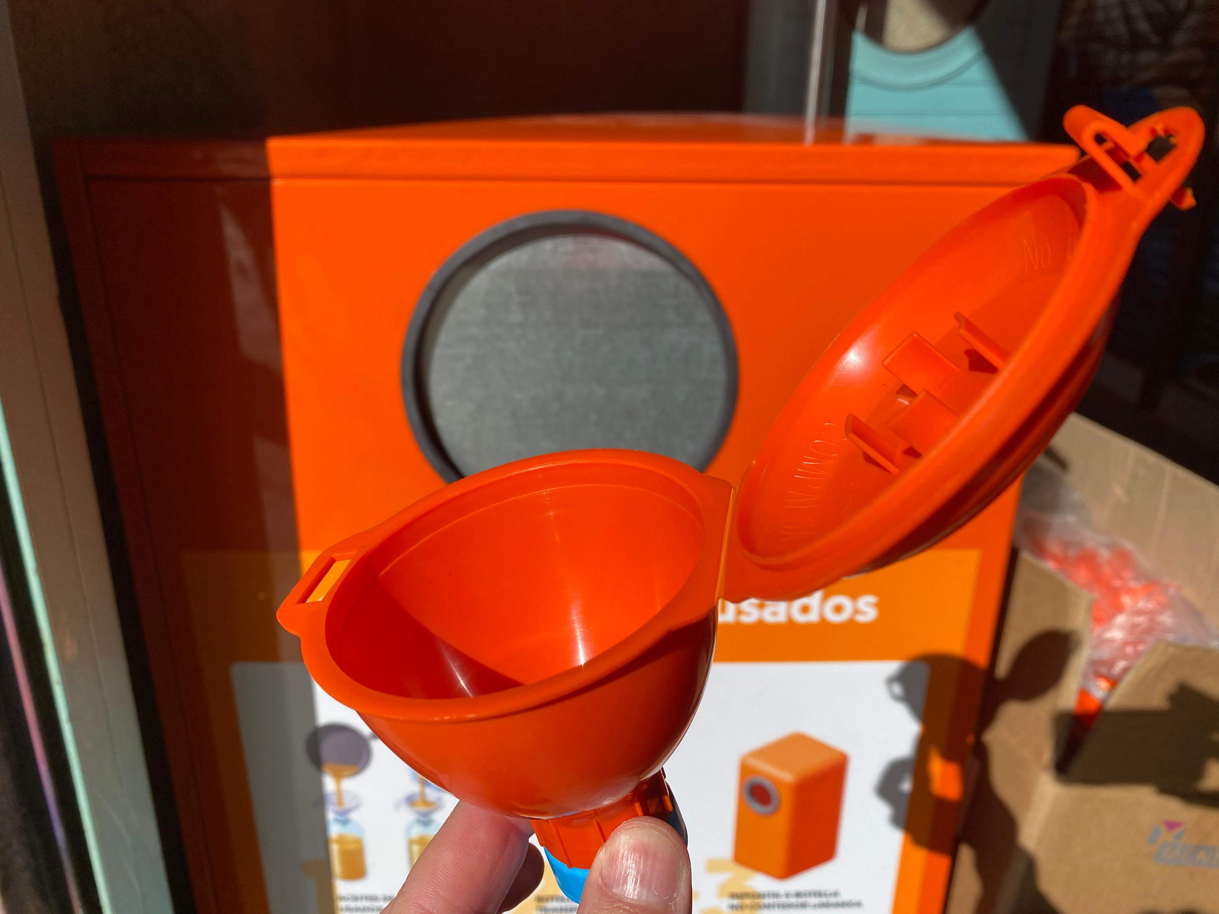 Funil para promocionar a reciclaxe de aceite