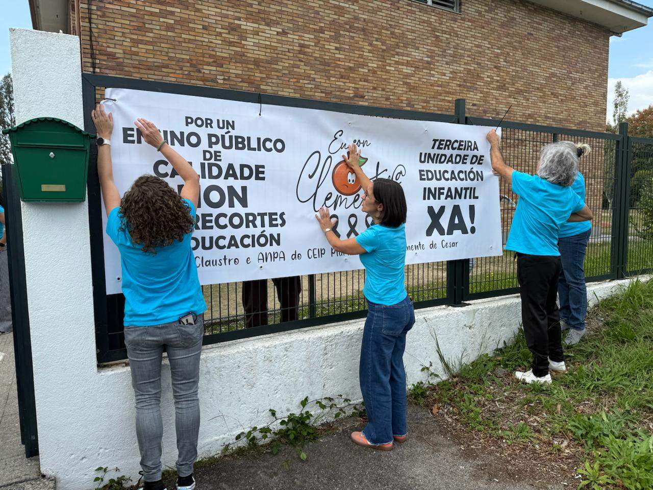 Colocación dunha pancarta reivindicativa no CEIP San Clemente