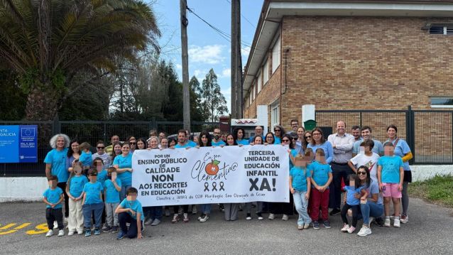 Colocación dunha pancarta reivindicativa no CEIP San Clemente Colocación dunha pancarta reivindicativa no CEIP San Clemente