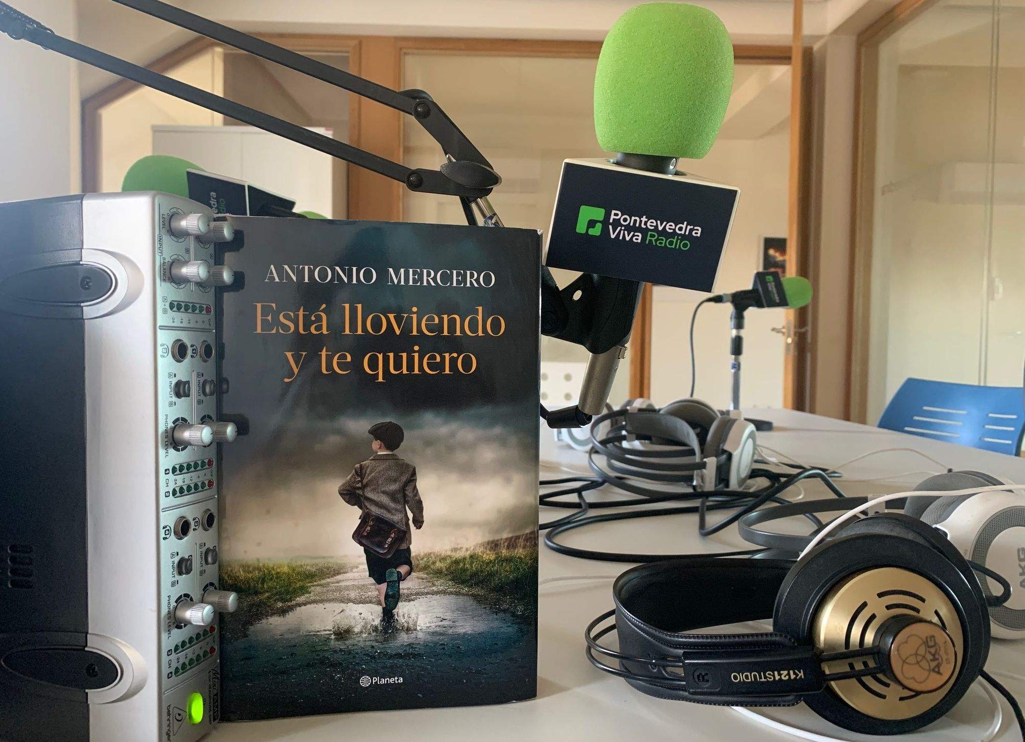 Charlamos en PontevedraViva Radio con Antonio Mercero de la novela 'Está lloviendo y te quiero'