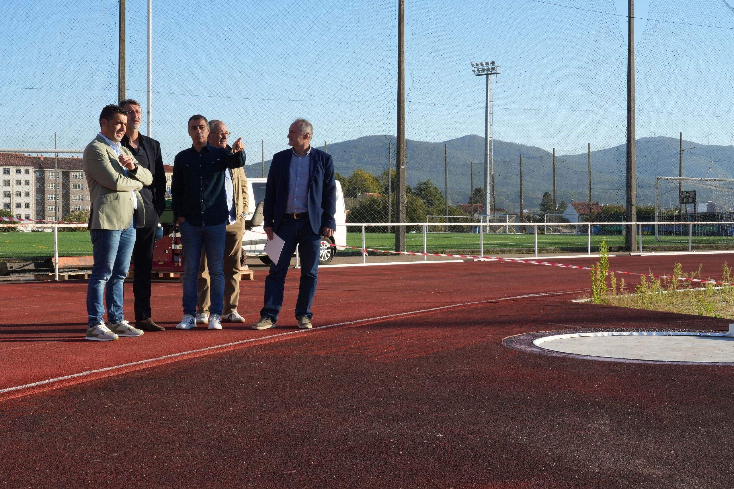 Luis López y Alberto Varela visitan las obras de reforma de la pista de atletismo de Fontecarmoa