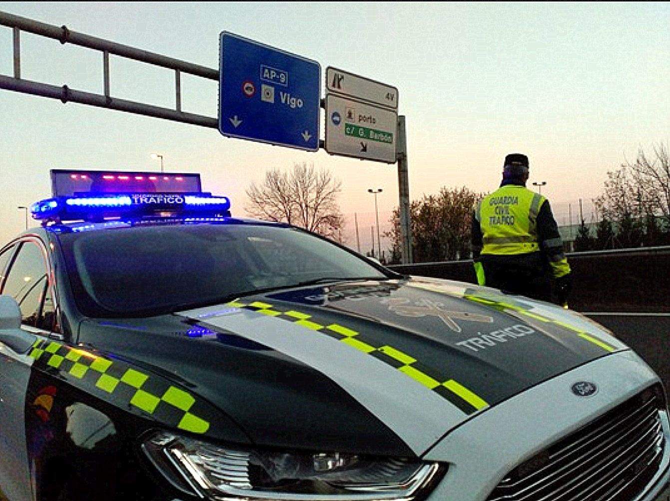 Guardia Civil de Tráfico en la AP 9
