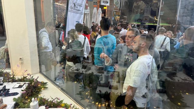 Público viendo el "Escaparate Estrela" de Marín