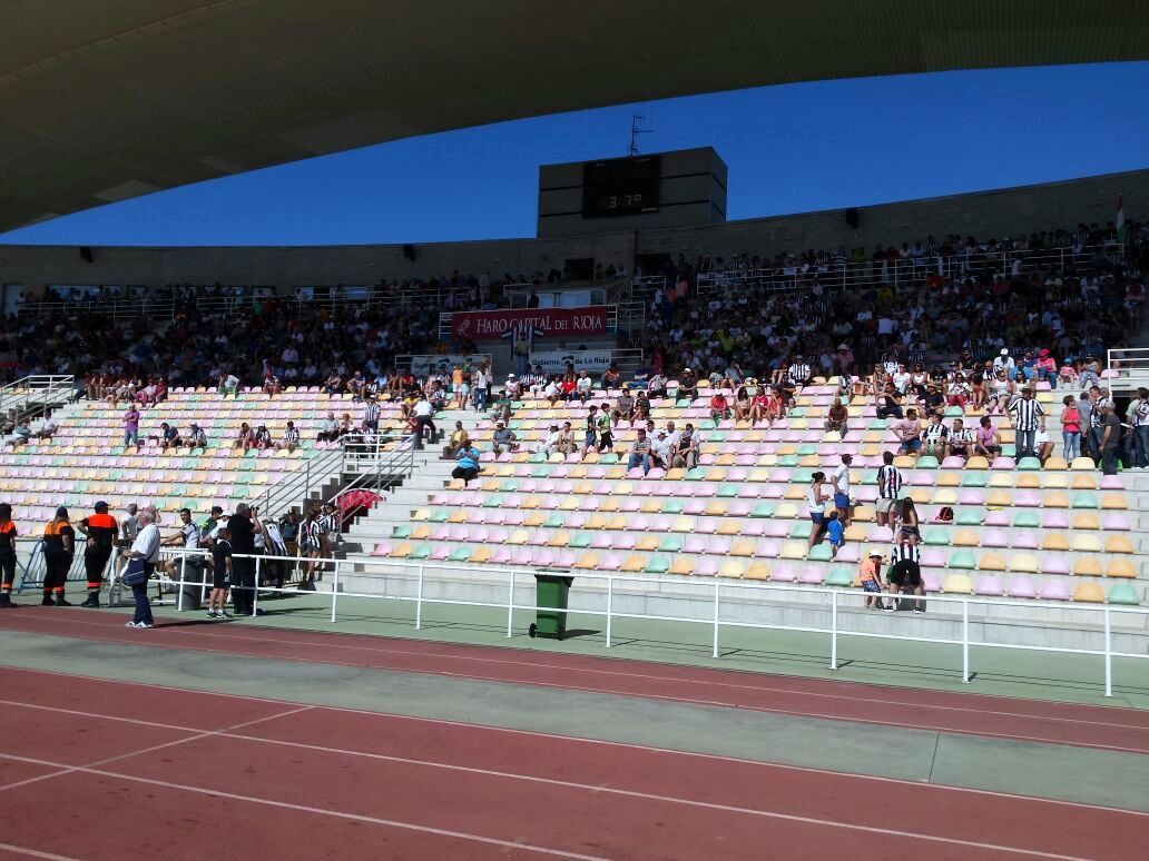 Grada do campo municipal El Mazo antes do partido contra o Haro Deportivo Grada do campo municipal El Mazo antes do partido contra o Haro Deportivo