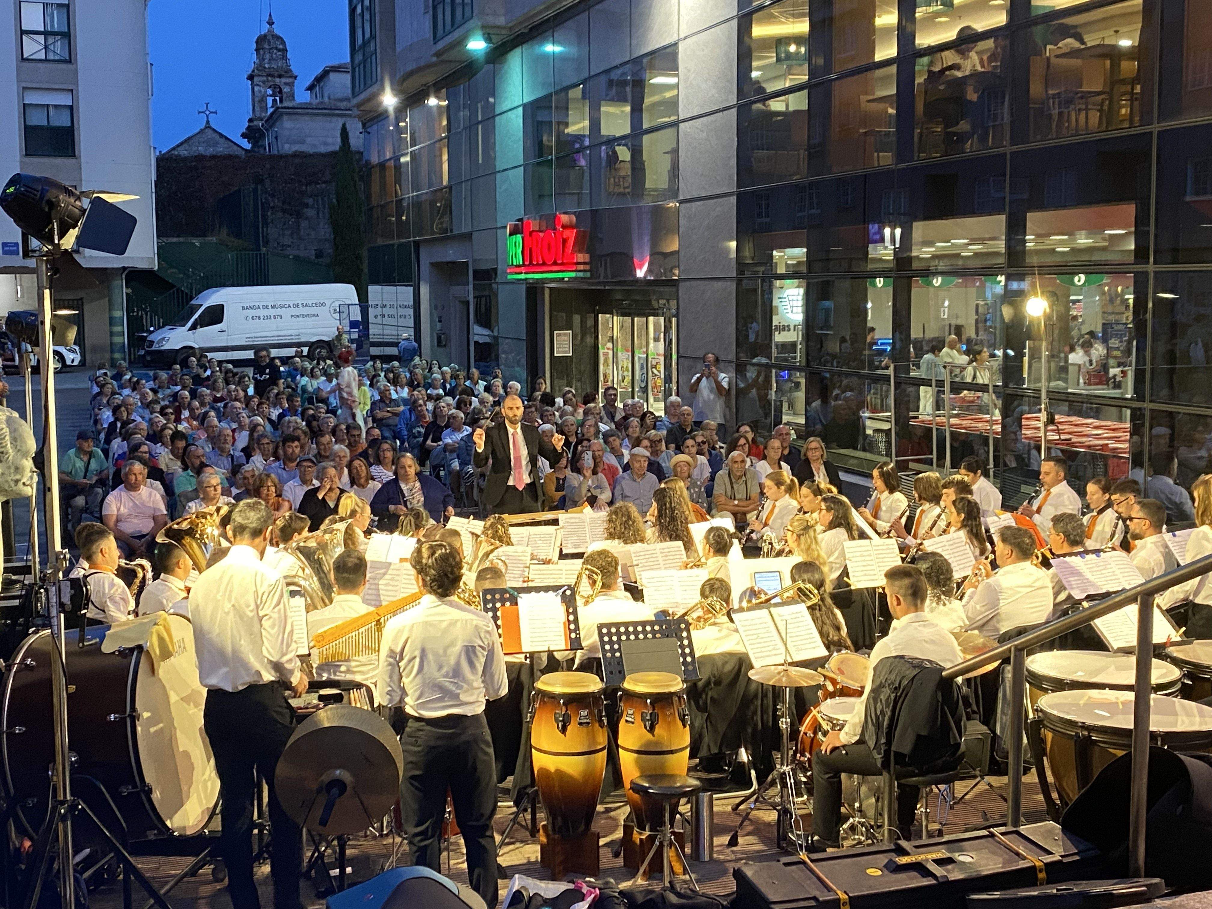 Actuación de la Banda de Música en la plaza de José Martí