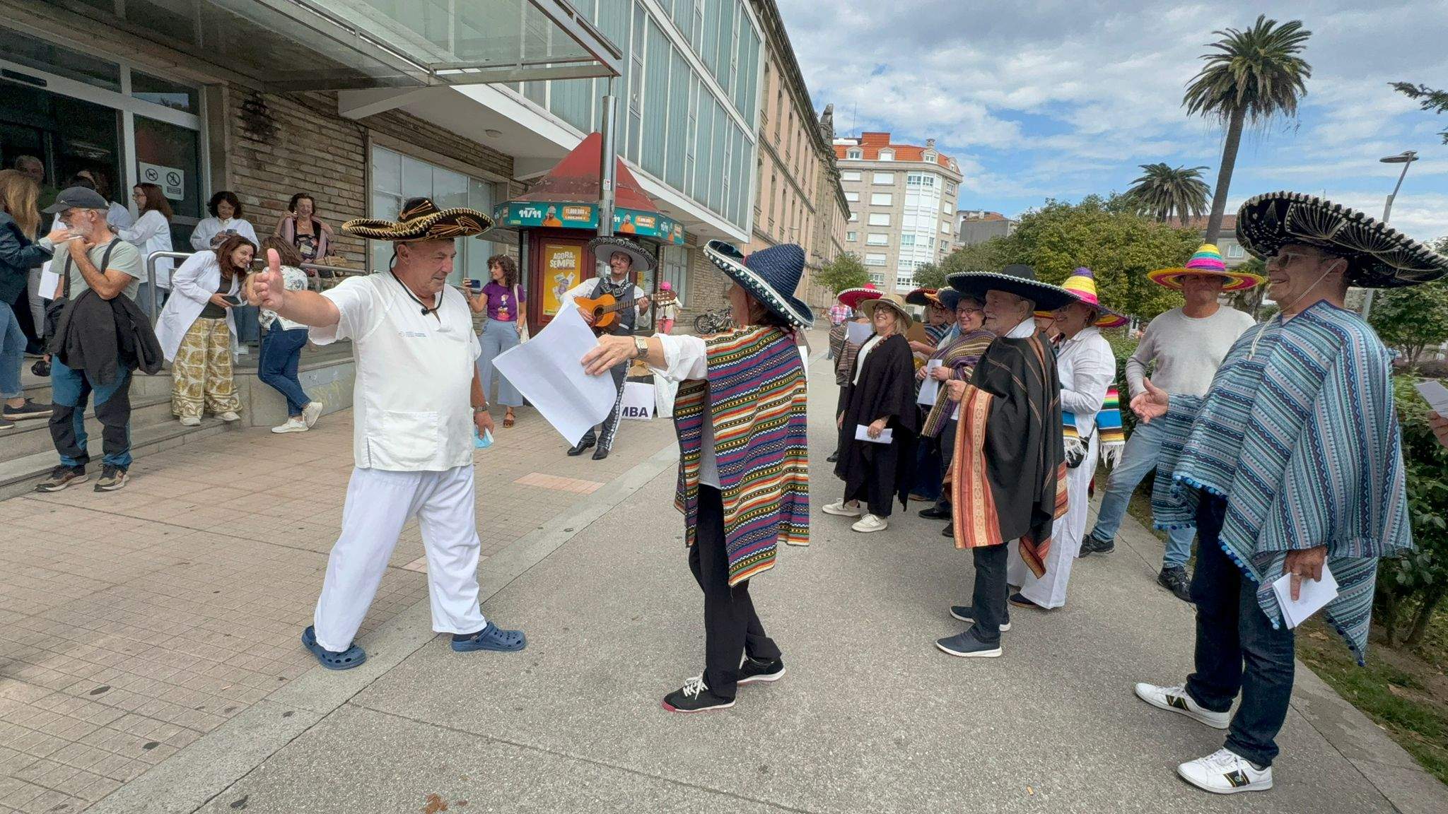 Los compañeros de trabajo despiden a Isidro con mariachis el día de su jubilación