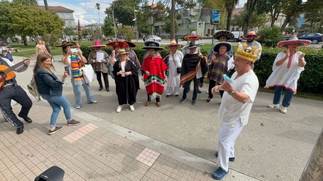 Sanitarios del Virgen Peregrina despiden a un compañero con mariachis el día de su jubilación Sanitarios del Virgen Peregrina despiden a un compañero con mariachis el día de su jubilación