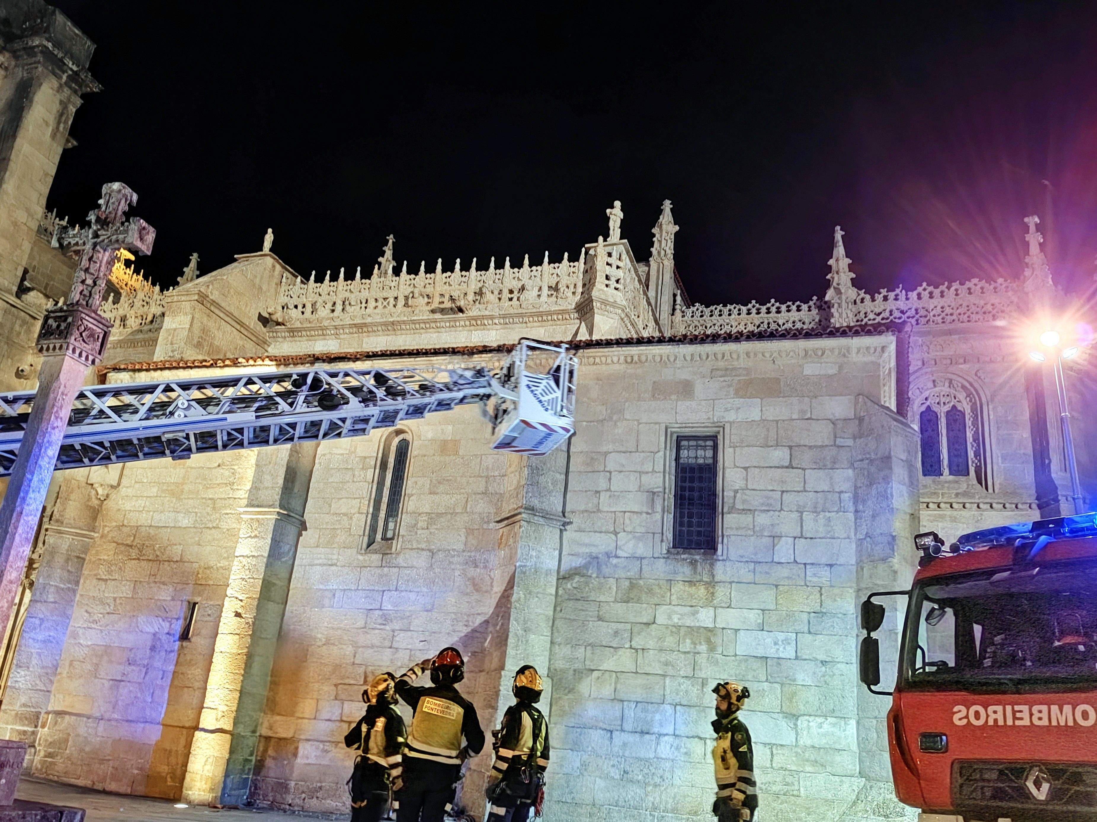 Bomberos de Pontevedra intervienen en Santa María Bomberos de Pontevedra intervienen en Santa María