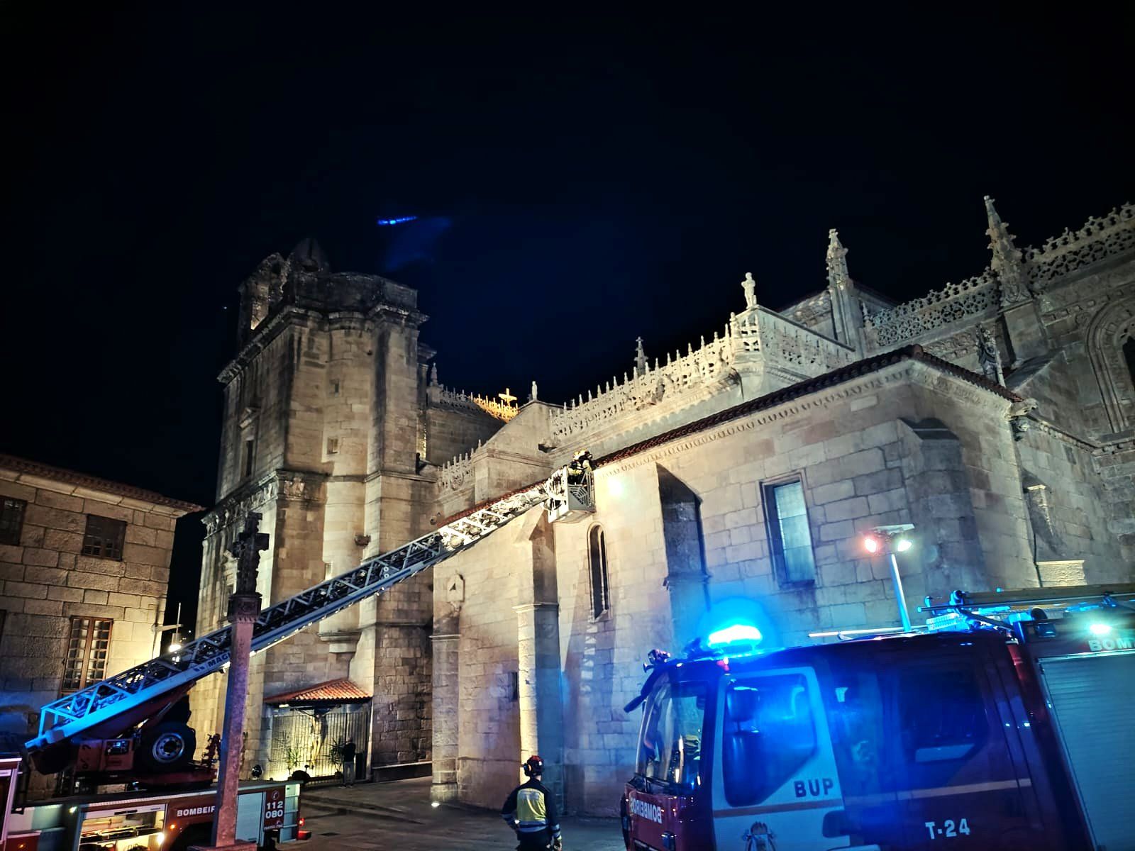 Los bomberos comprueban el estado de las tejas en Santa María Los bomberos comprueban el estado de las tejas en Santa María