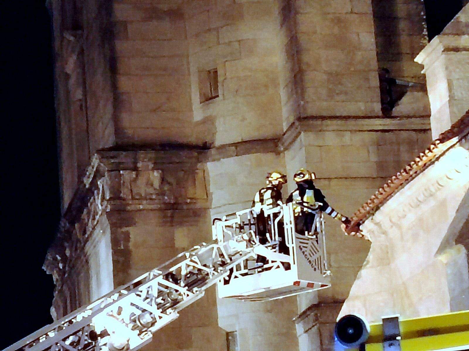 Los bomberos revisan el tejado de la basílica Los bomberos revisan el tejado de la basílica