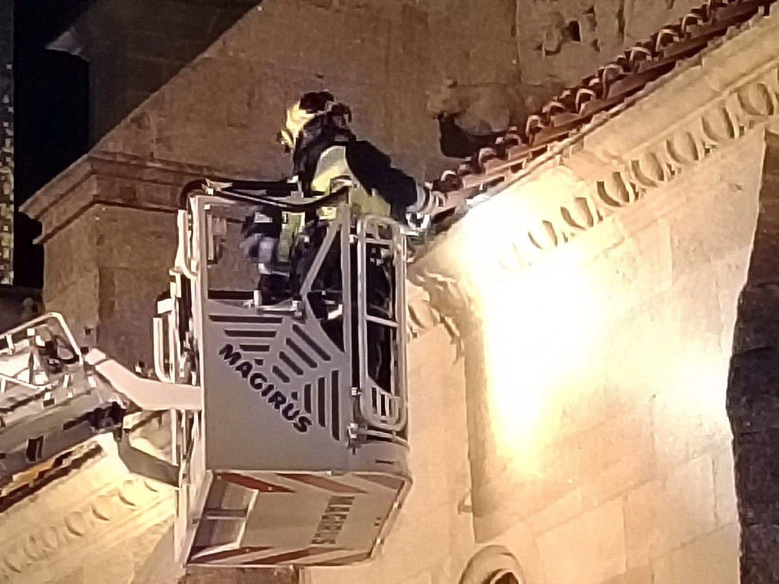 Un bombero retira tejas en Santa María Un bombero retira tejas en Santa María