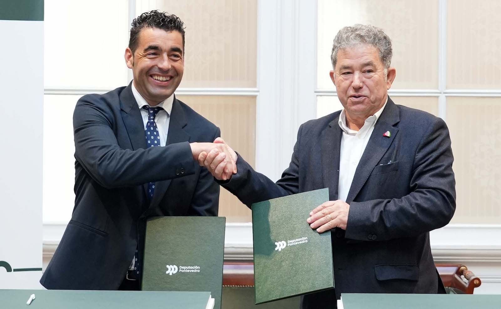 Luis López e Miguel Anxo Fernández Lores asinando dous convenios