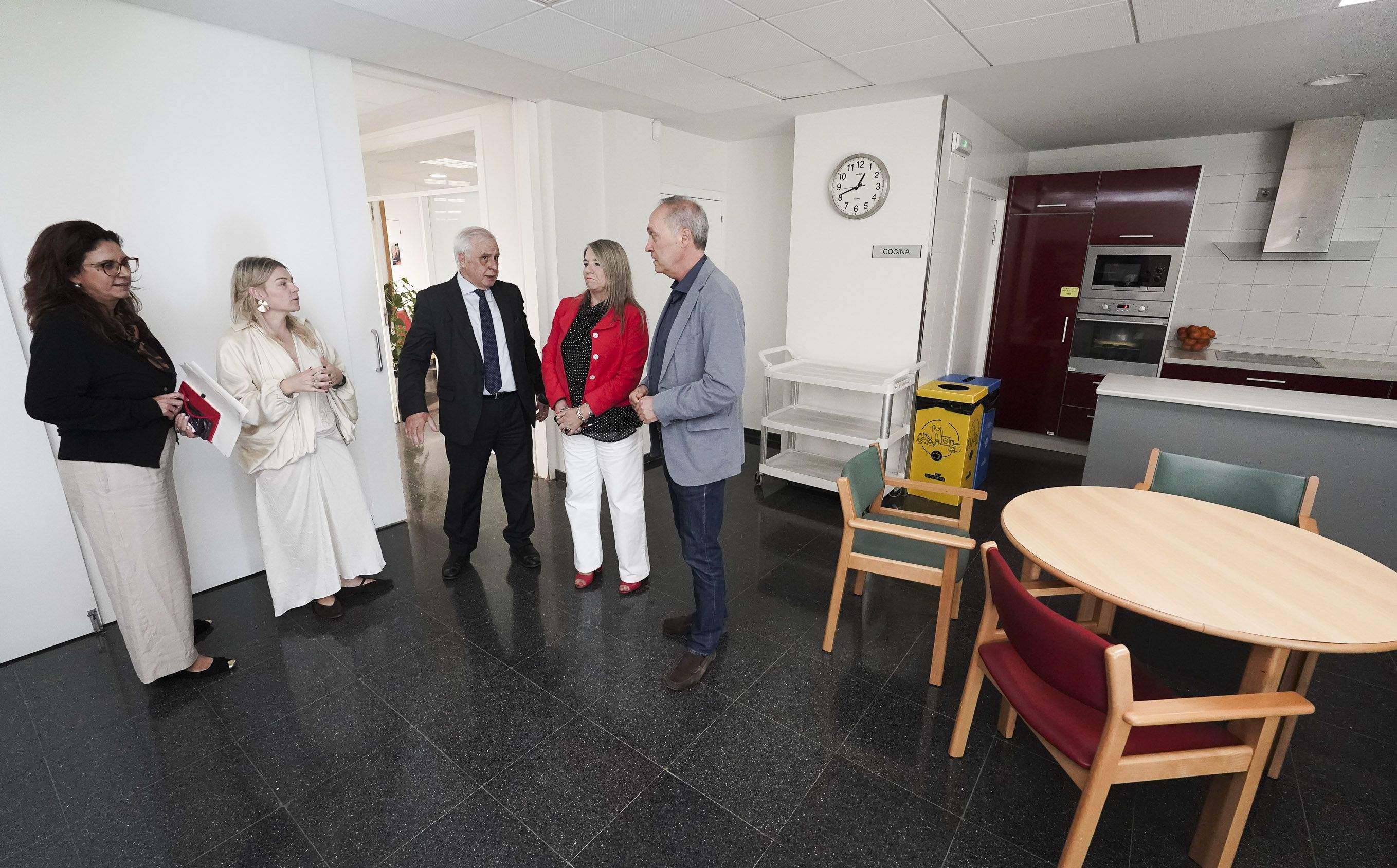 Visita institucional da Xunta as instalacións da Cruz Roja