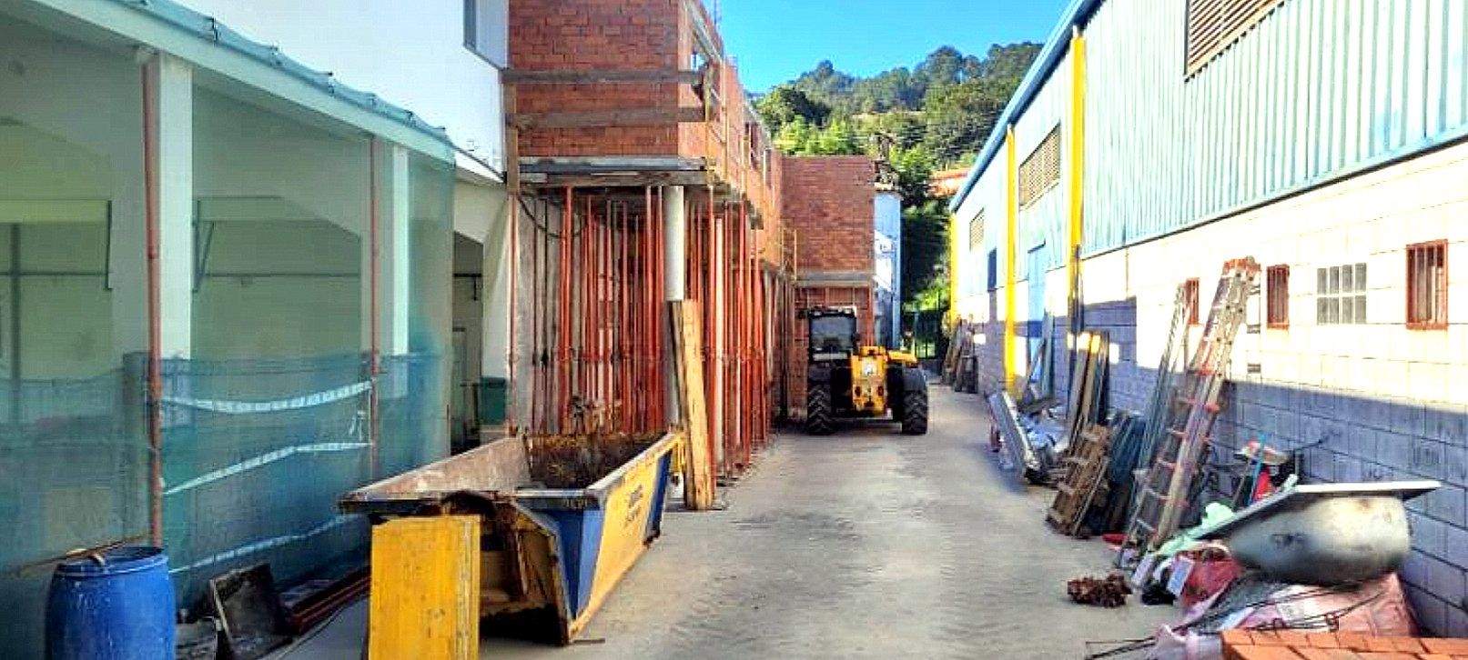 Materiais de obra no acceso ao pavillón do CEIPP Sequelo