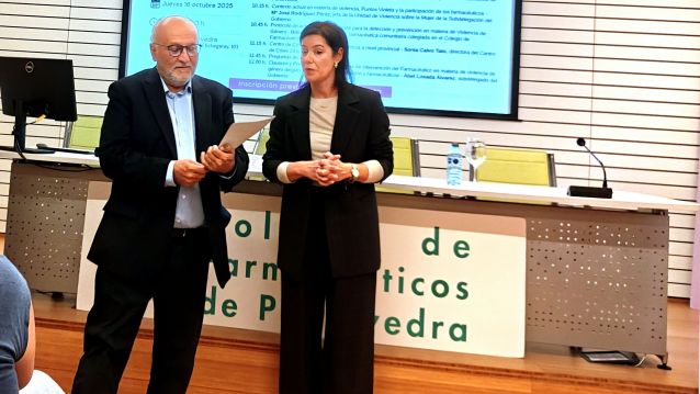 Abel Losada, subdelegado do Goberno, e Beatriz García, presidenta do Colexio de Farmacéuticos