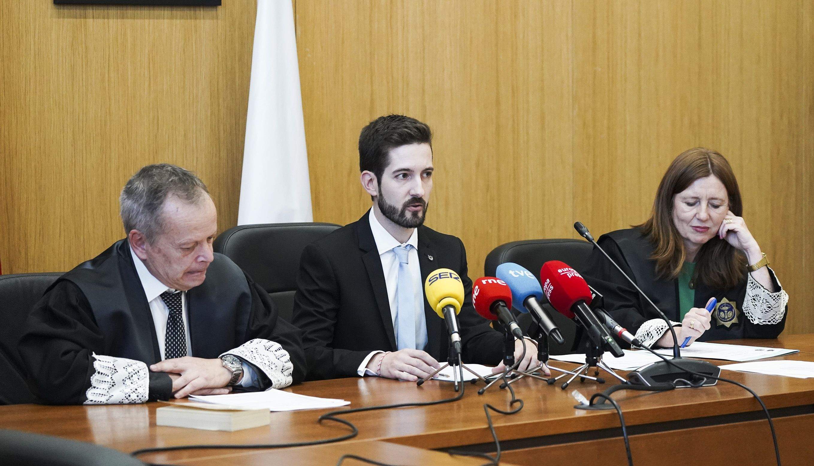 Acto oficial de entrega la declaración
de herederos de Castelao al Archivo Histórico Acto oficial de entrega la declaración
de herederos de Castelao al Archivo Histórico