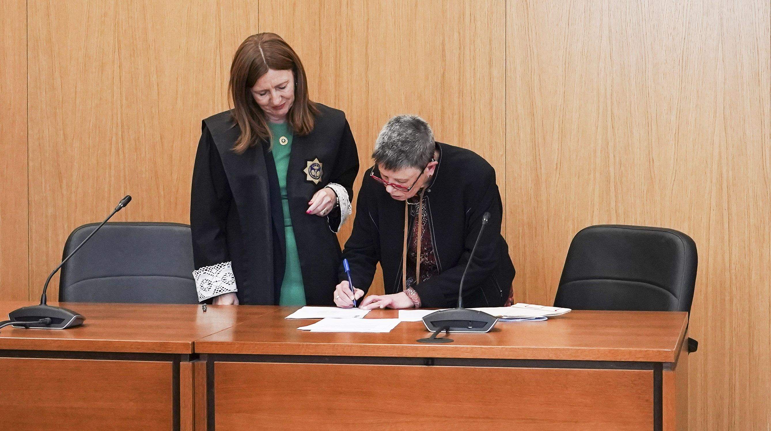 Acto oficial de entrega la declaración
de herederos de Castelao al Archivo Histórico Acto oficial de entrega la declaración
de herederos de Castelao al Archivo Histórico