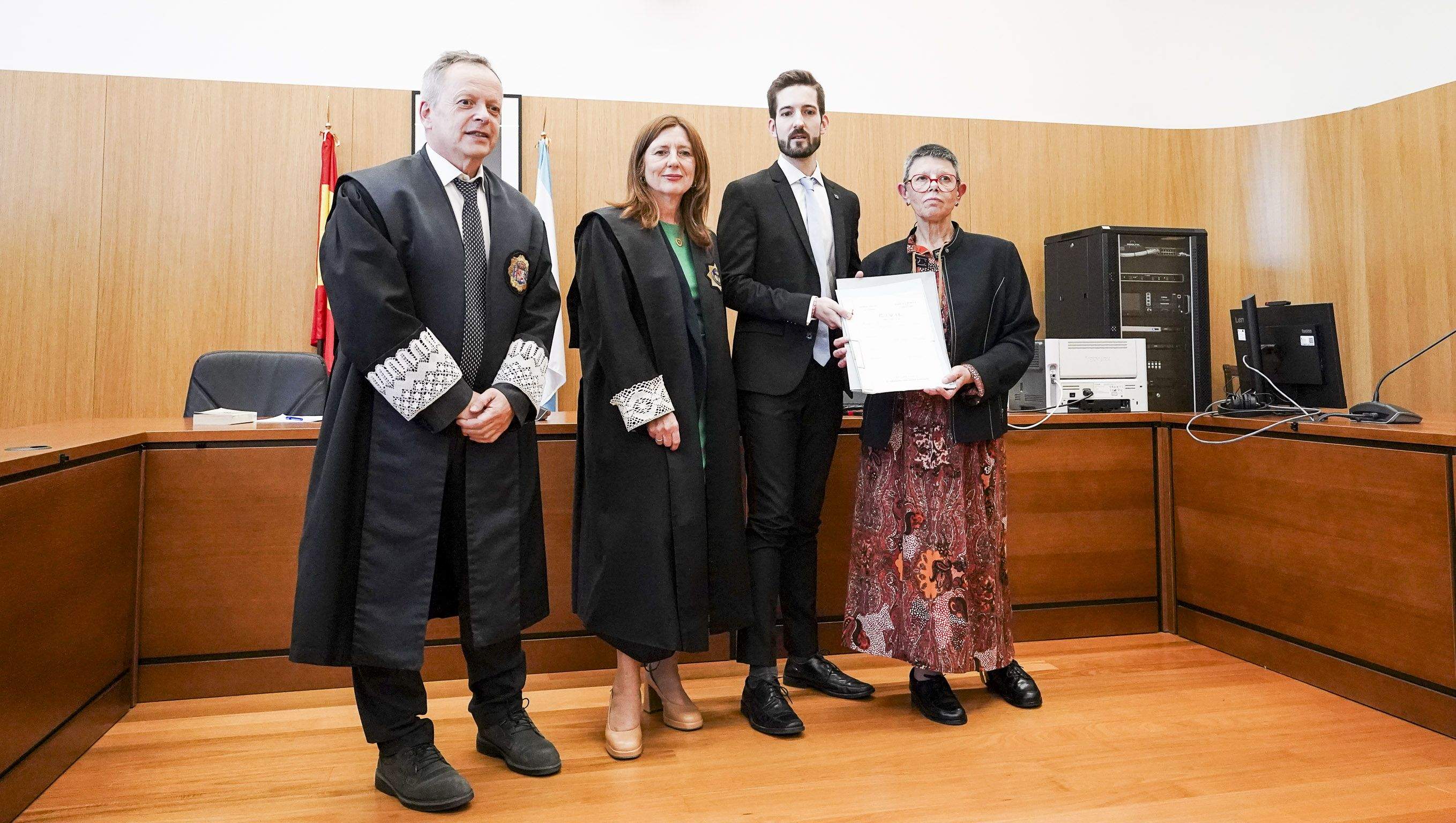 Acto oficial de entrega a declaración  de herdeiros de Castelao ao Arquivo Histórico