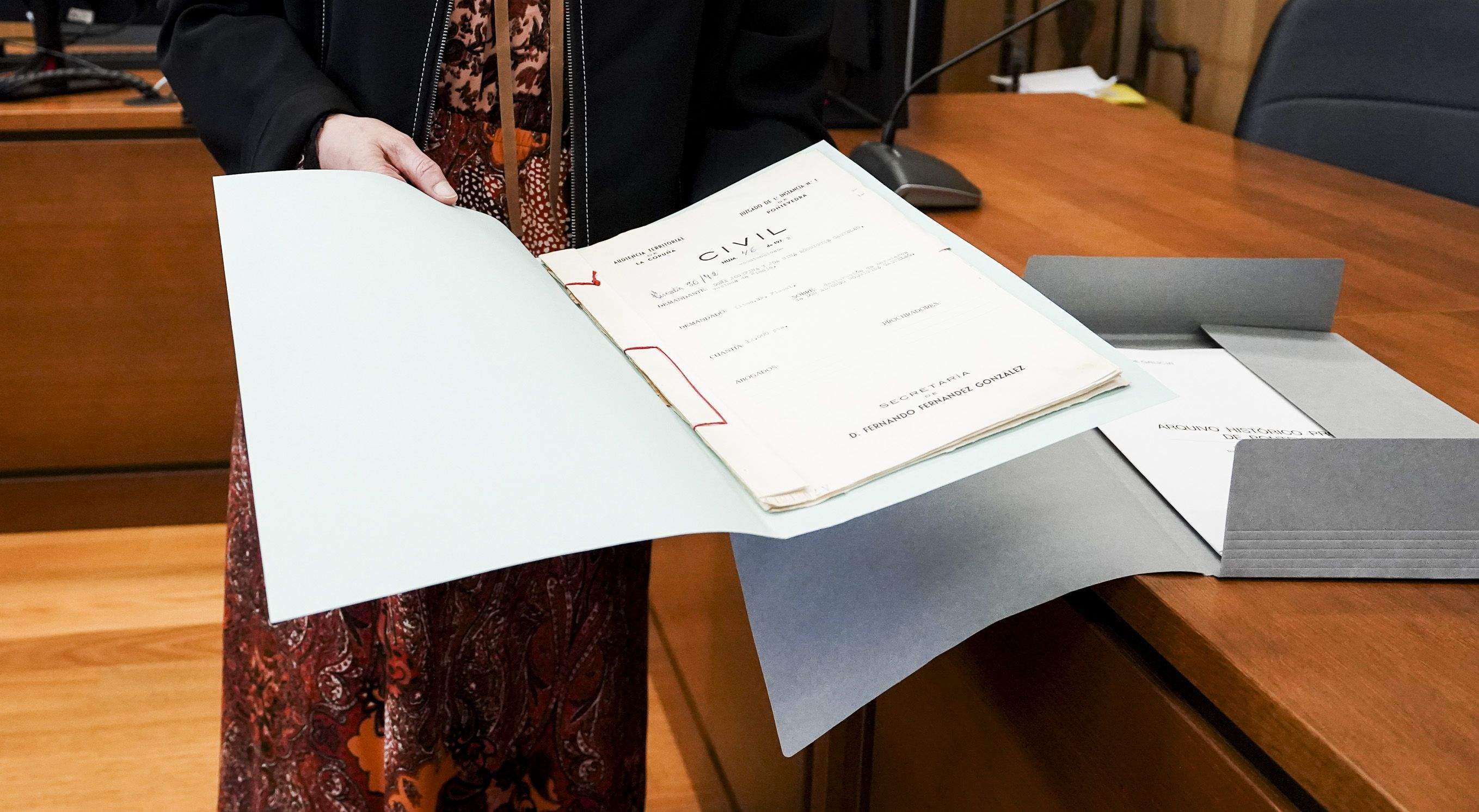Acto oficial de entrega la declaración
de herederos de Castelao al Archivo Histórico Acto oficial de entrega la declaración
de herederos de Castelao al Archivo Histórico