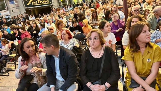Autoridades no acto da campaña O Escaparate Estrela