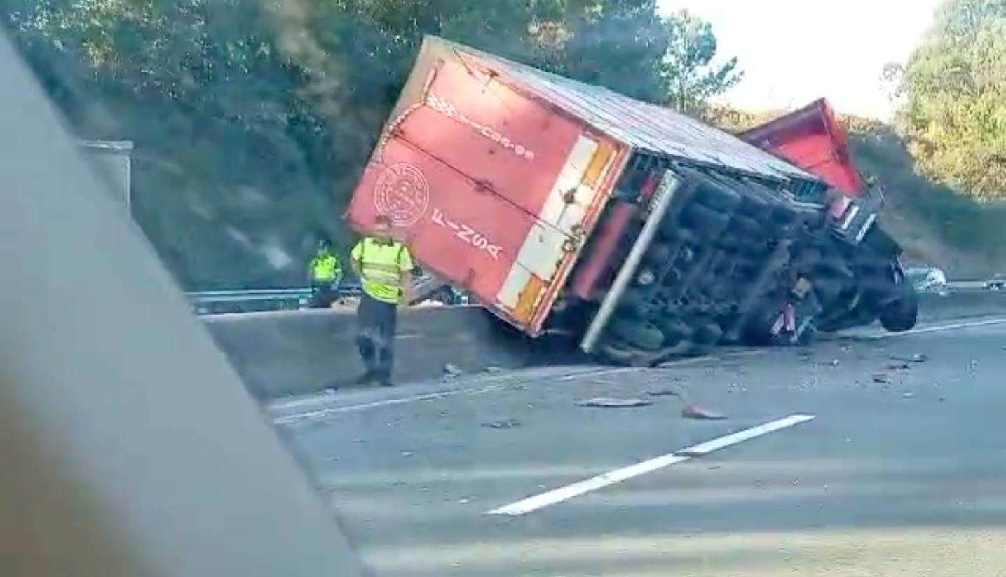 Accidente de un camión en la AP-9, en Portas