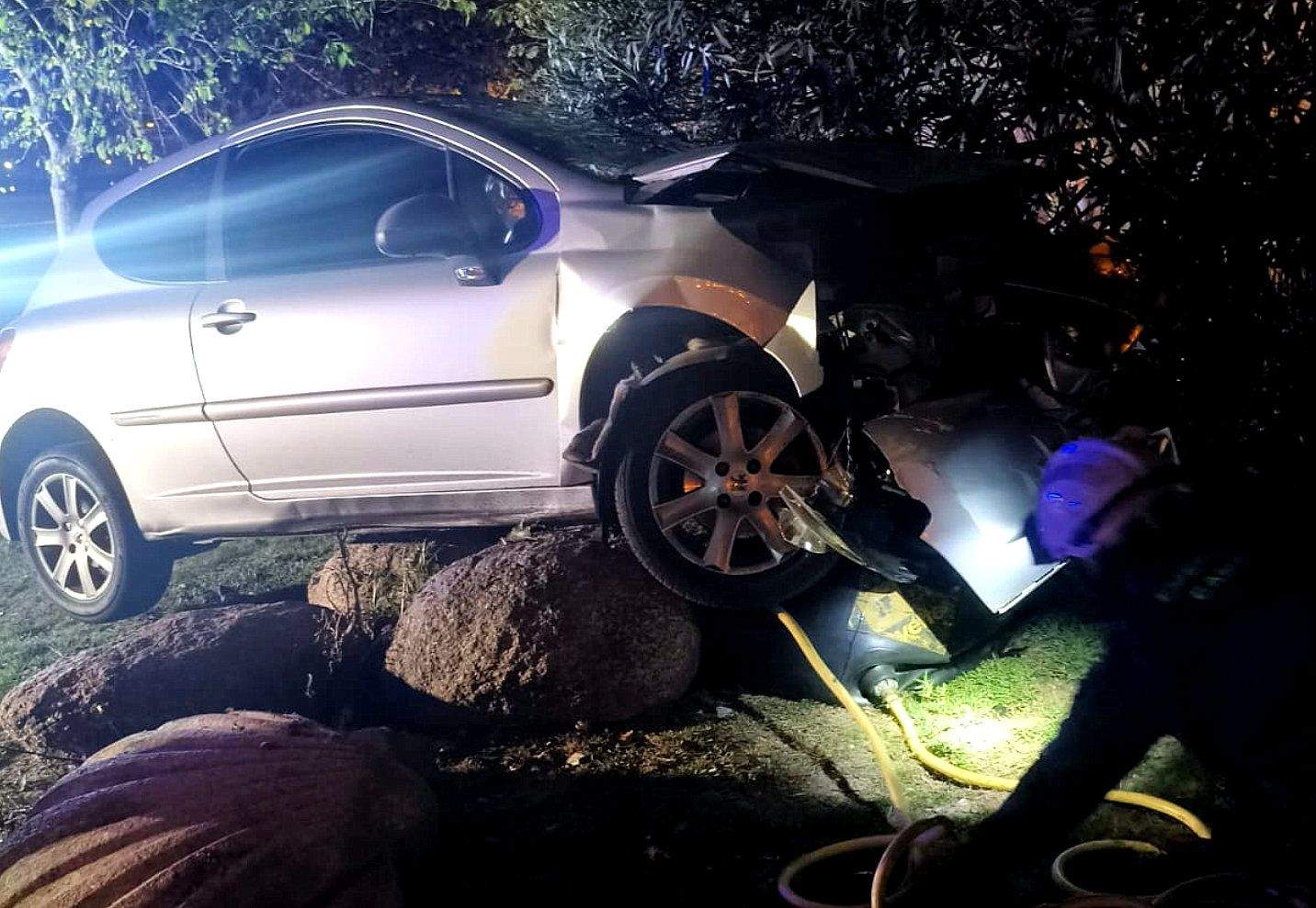 Vehículo accidentado en el Paseo Marítimo de Cambados