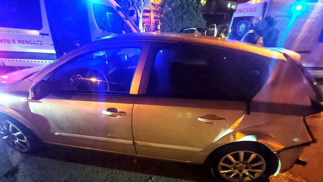 Vehículo accidentado en Cambados