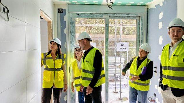 A conselleira María Martínez Allegue observa o interior dunha das vivendas en Valdecorvos A conselleira María Martínez Allegue observa o interior dunha das vivendas en Valdecorvos