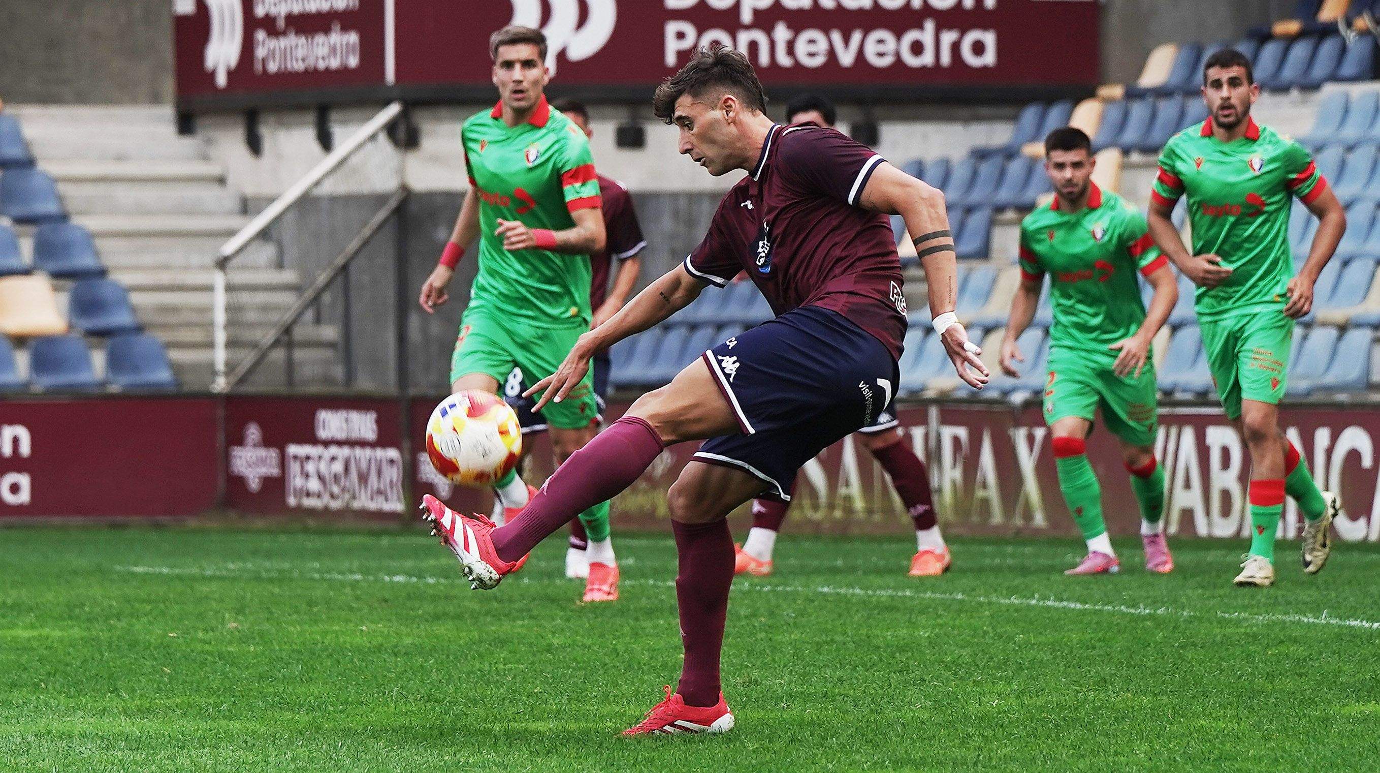 Partido entre Pontevedra CF y Osasuna Promesas en Pasarón