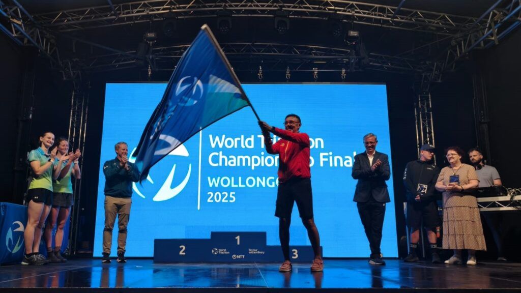 José Hidalgo recibe a bandeira que acredita a Pontevedra como organizador da Gran Final das Series Mundiais 2026