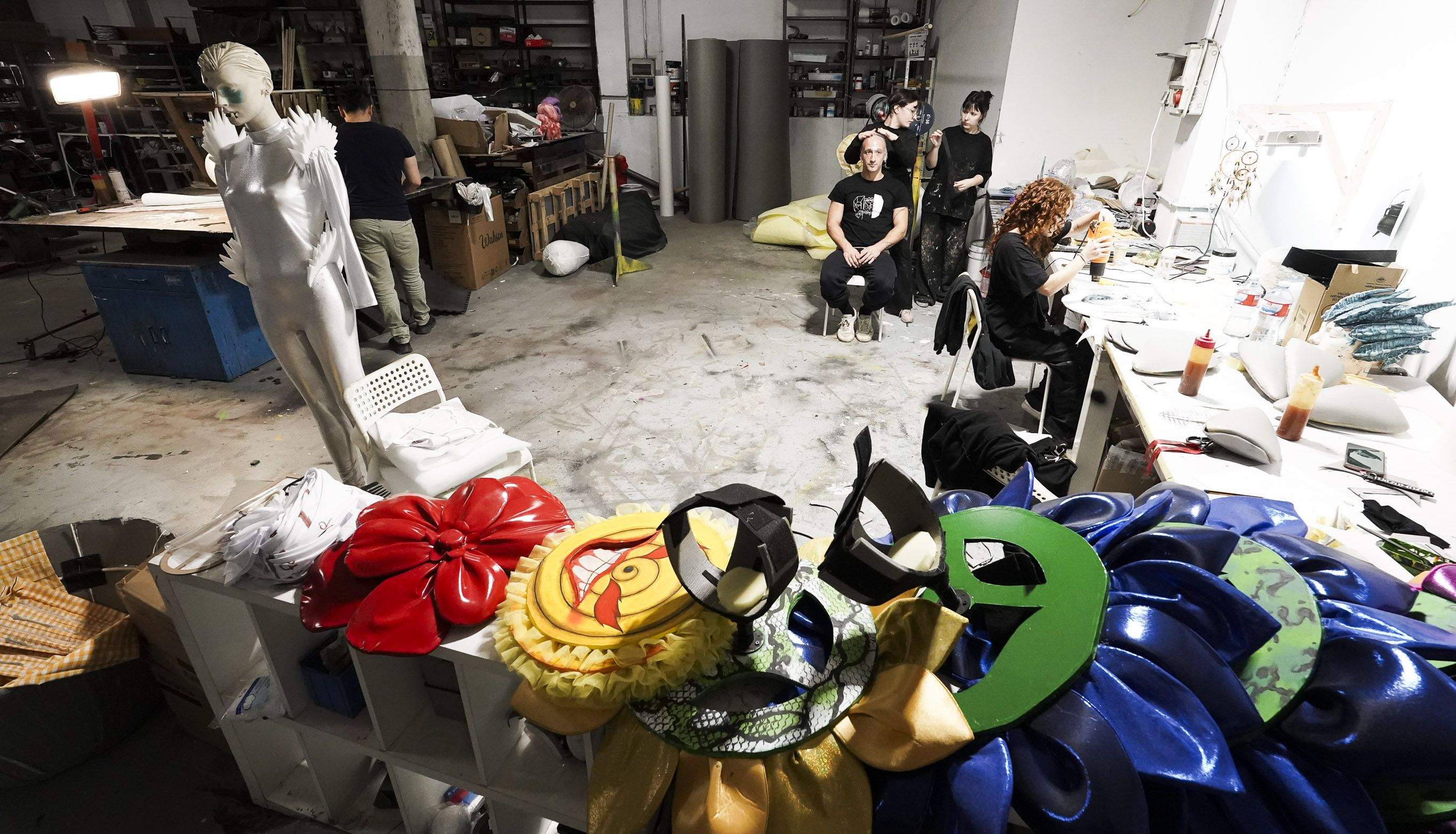 Artistas plásticos traballando na caracterización de 'Nymeria'