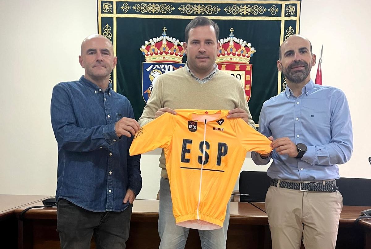 Javier Sánchez, Jorge Cubela y Juan Carlos Muñiz con un maillot de la Copa de España de BTT