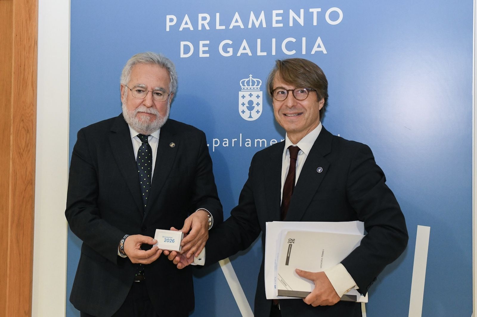 Miguel Corgos entrega los presupuestos de 2026 al presidente del Parlamento