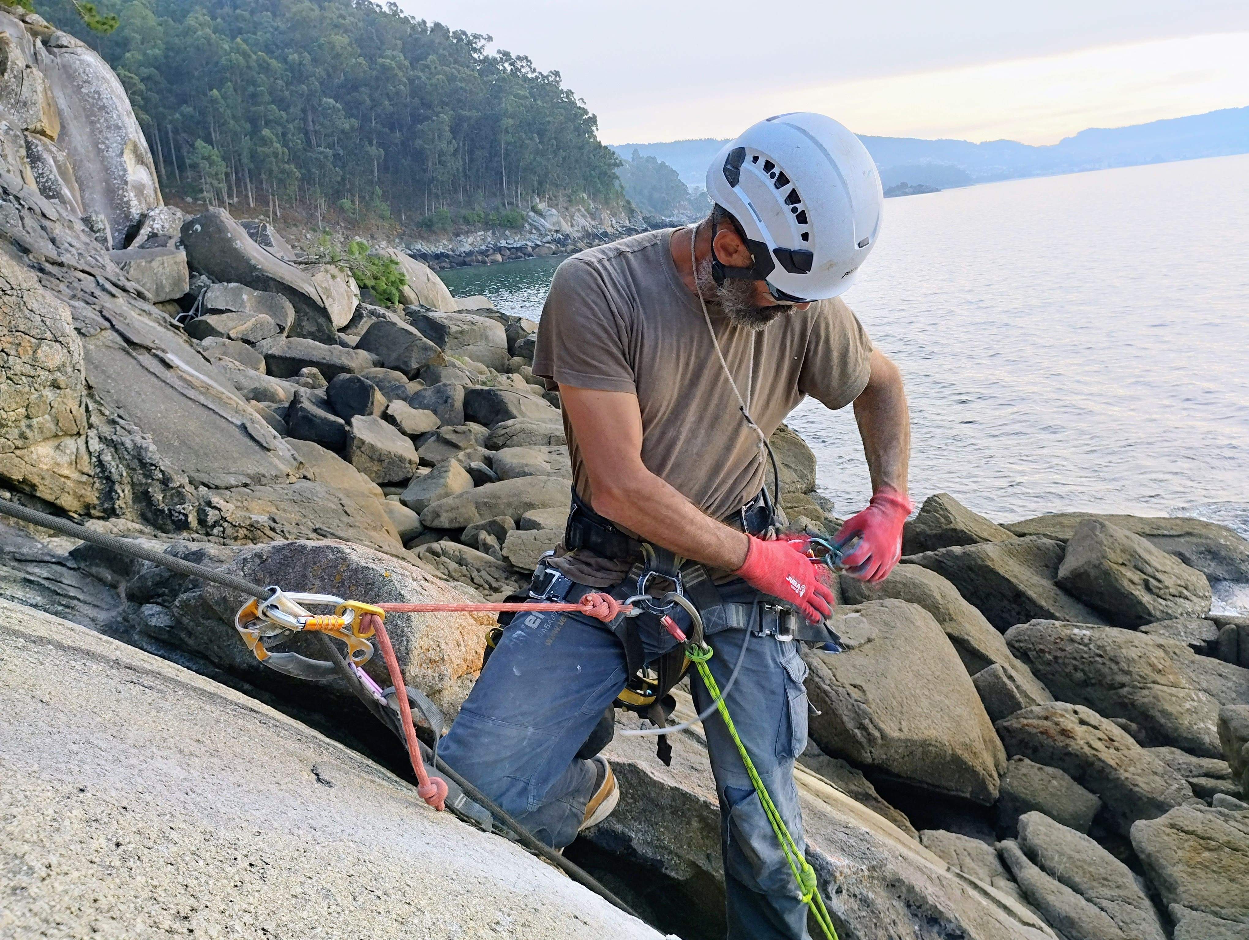 Trabajos para habilitar una zona de escalada al aire libre en Marín