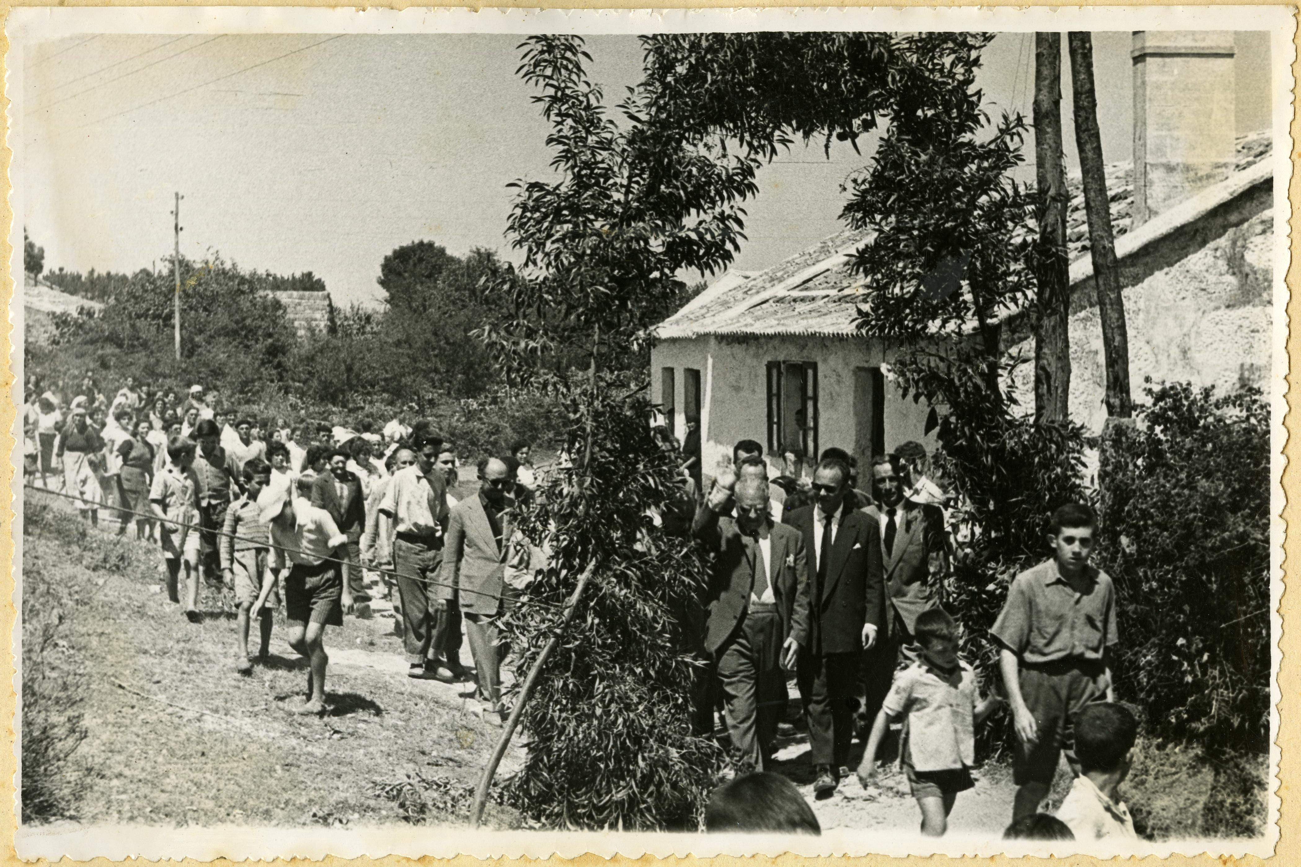Visita del gobernador civil, Rafael Fernández Martínez, a Bueu (1957)